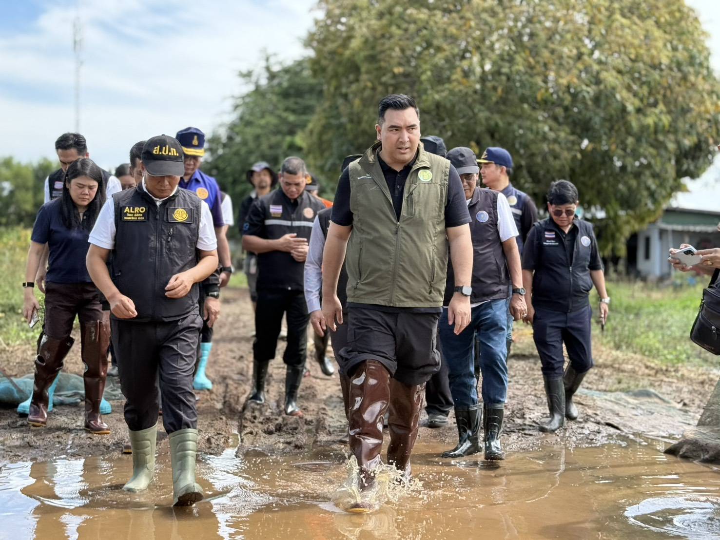 title - รมช.เกษตรฯ พร้อม ส.ป.ก. มอบถุงยังชีพ ส่งกำลังใจช่วยเหลือผู้ประสบอุทกภัยชาวปราจีนบุรี
